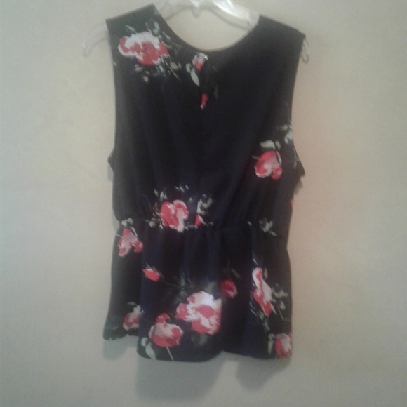 Women's Blouse - Picture 2 of 5